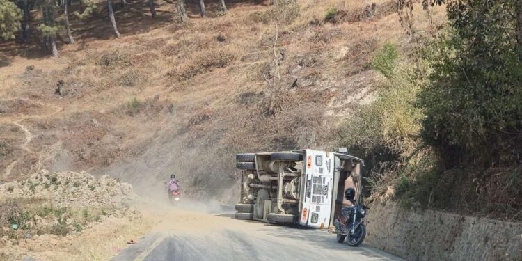 धुलिखेलको शारदावतासेमा बस दुर्घटनाः २४ जना घाइते, चालक र सह–चालकको अवस्था गम्भीर