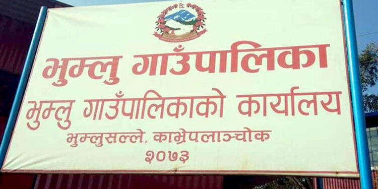 किसानहरुले उत्पादन गरेको साग खरिद गर्दै भुम्लु गाउँपालिका