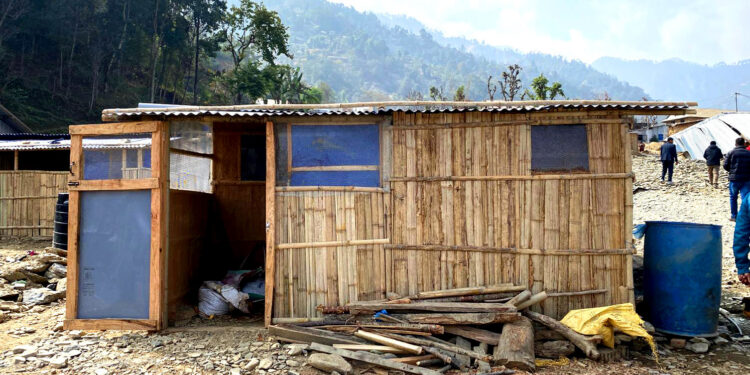 रोशी गाउँपालिकामा बाढीपहिरोबाट विस्थापित परिवारलाई अस्थायी आवास