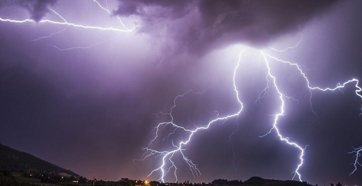 चौंरीदेउराली गाउँपालिकामा चट्याङ लागेर एक जना घाइते