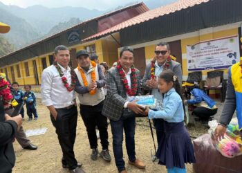 लायन्सद्वारा रोशी–११ स्थित सत्यकालीका विद्यार्थीलाई ट्र्याकसुट र शैक्षिक सामग्री वितरण