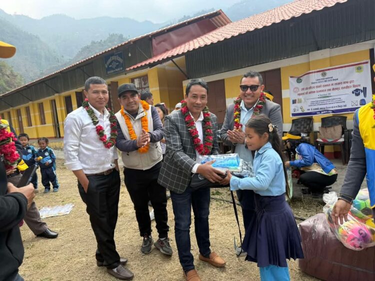 लायन्सद्वारा रोशी–११ स्थित सत्यकालीका विद्यार्थीलाई ट्र्याकसुट र शैक्षिक सामग्री वितरण