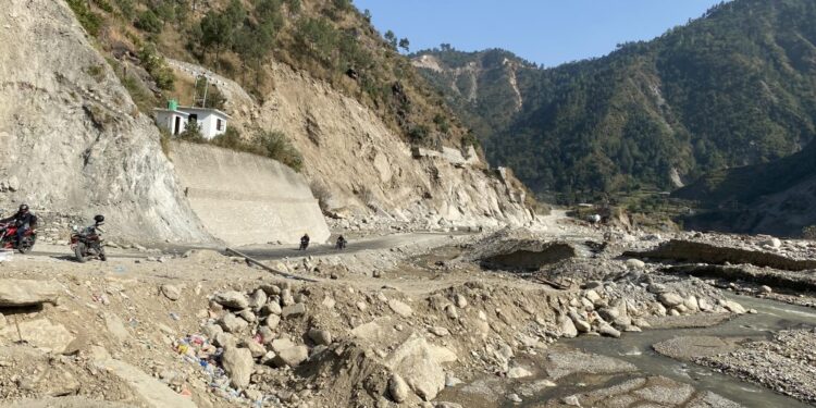 बिपी राजमार्गको क्षतिग्रस्त खण्ड पुनर्निर्माण गरिंदै