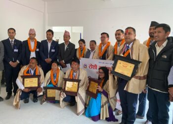 रोशी गाउँपालिकाको नवौं स्थापना दिवसको अवसरमा उत्कृष्ट कर्मचारी पुरस्कृत