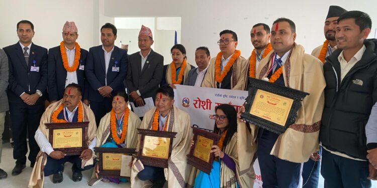 रोशी गाउँपालिकाको नवौं स्थापना दिवसको अवसरमा उत्कृष्ट कर्मचारी पुरस्कृत