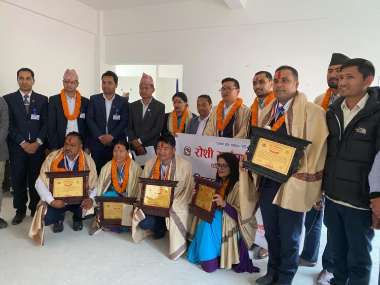 रोशी गाउँपालिकाको नवौं स्थापना दिवसको अवसरमा उत्कृष्ट कर्मचारी पुरस्कृत