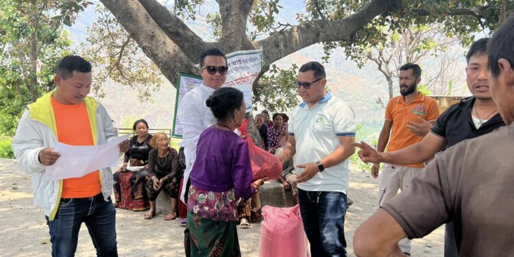 रोशी– ११ करम्बा डाँडाँका एकल महिला, पुरुष तथा वृद्धबृद्धालाई खाधान्न सामग्री वितरण