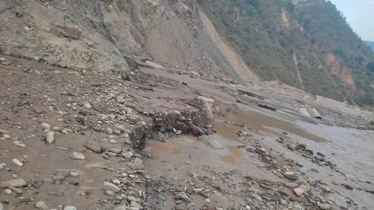 खोलाले रोशीमा डाइभर्सन बगाउँदा बीपी राजमार्ग अवरुद्धः खुलाउने प्रयास जारी