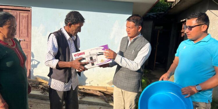 रोशी भदौरेका अग्निपिडित पतिवारलाई राहत सामग्री वितरण