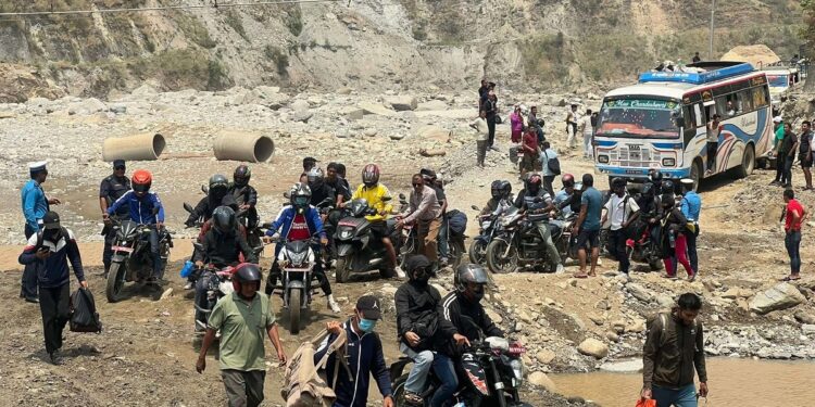 अवरुद्ध भएको बीपी राजमार्ग पूर्णरुपमा सुचारु