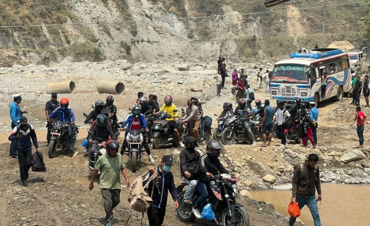 अवरुद्ध भएको बीपी राजमार्ग पूर्णरुपमा सुचारु