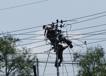 धुलिखेलमा विद्युत पोलमा काम गर्दागर्दै करेन्ट लागेर एक मजदुरको मृत्यु