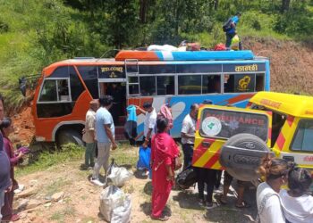 रामेछापबाट काठमाडौं आउँदै गरेको बस भुम्लुमा दुर्घटना, २३ यात्रु घाइते
