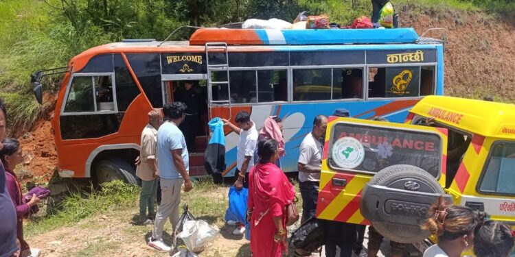 रामेछापबाट काठमाडौं आउँदै गरेको बस भुम्लुमा दुर्घटना, २३ यात्रु घाइते