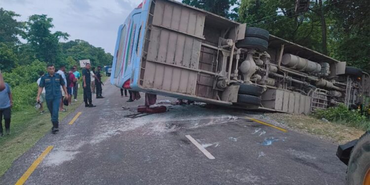 कपिलवस्तुमा बस दुर्घटना हुँदा २९ जना घाइते, ३ जनाको अवस्था गम्भीर
