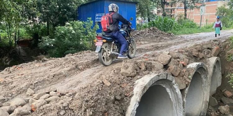 शुक्रवार रातिदेखि अवरुद्ध बनेको बनेपा–नाला–भक्तपुर सडकखण्ड सञ्चालन
