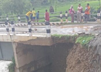 रामेछापको भटौली खोलामा बाढीः पक्की पुलमा क्षति, गाडी आवतजावत बन्द