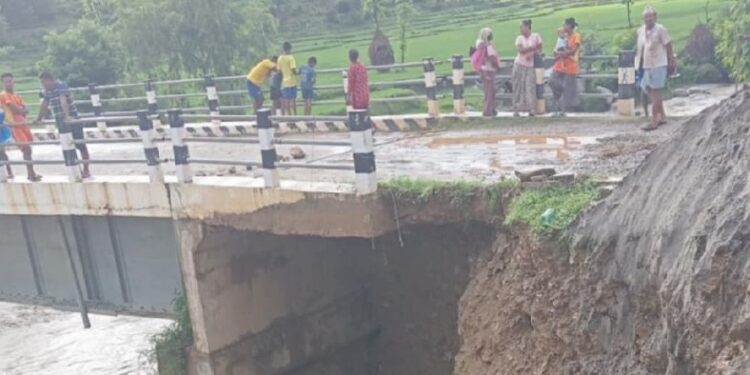रामेछापको भटौली खोलामा बाढीः पक्की पुलमा क्षति, गाडी आवतजावत बन्द
