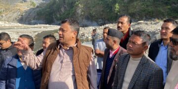 बागमती प्रदेशका मुख्यमन्त्री बानियाँद्वारा बाढीले बगाएको थान्सिङ मोटोरेवल पुलको अवलोकन