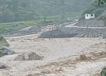 रोशीको बिभिन्न स्थानमा पहिरो र लेदोको कारण बीपी राजमार्ग पूर्णरुपमा अवरुद्ध