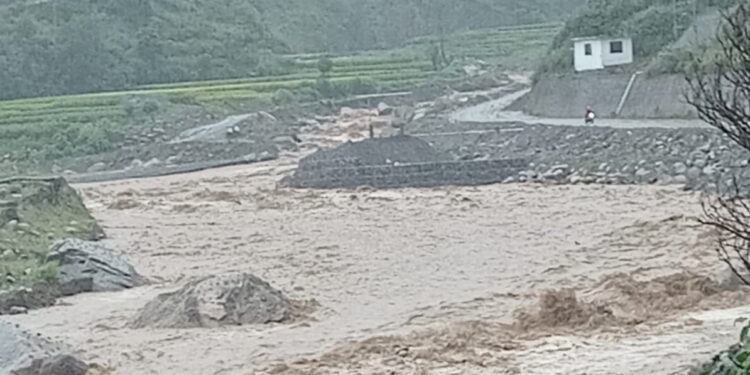 रोशीको बिभिन्न स्थानमा पहिरो र लेदोको कारण बीपी राजमार्ग पूर्णरुपमा अवरुद्ध