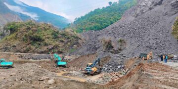 अवरुद्ध बीपी राजमार्ग खुलाउन चारसयबेशीमा डाइभर्सन बनाईदै