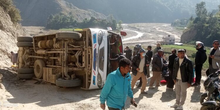 चौकीडाँडामा यात्रुबाहक बस दुर्घटनाः ८ जना सामान्य घाइते