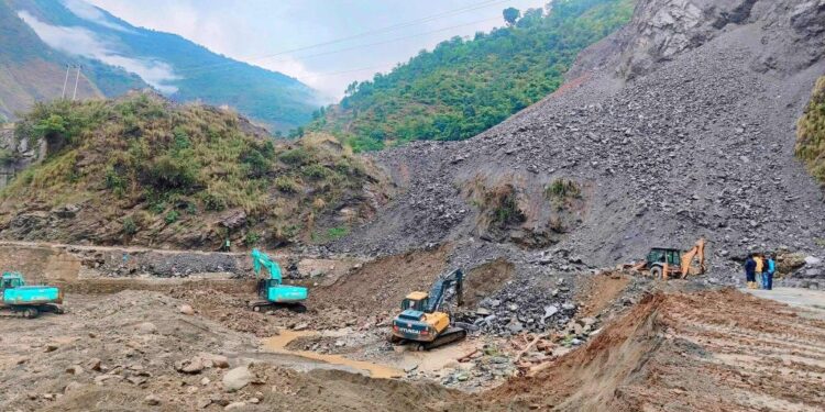 बीपी राजमार्ग पुनर्निमाणको क्रममा ढिस्कोले पुरिएर एक मजदुरको मृत्यु