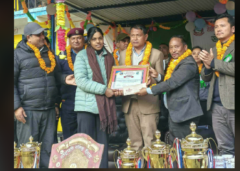 रोशीमा उत्कृष्ट नतिजा ल्याउने विद्यार्थी र विषयगत शिक्षक नगद सहित सम्मानित