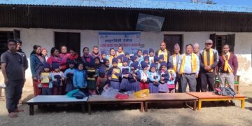 भकुण्डेबेसी जेसिजद्वारा रोशीका तीन विद्यालयमा न्यानो कपडा वितरण