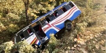 मकवानपुरको मनहरीमा बस दुर्घटना हुँदा २२ यात्रु घाइते