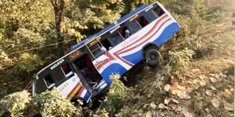 मकवानपुरको मनहरीमा बस दुर्घटना हुँदा २२ यात्रु घाइते