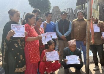 सीप सिकेर आत्मनिर्भर बन्दै रोशीका फरक क्षमता भएका व्यक्तिहरू