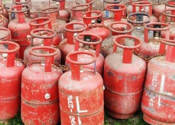 आजबाट खाना पकाउने ग्यास आधा सिलिन्डर मात्रै पाइने