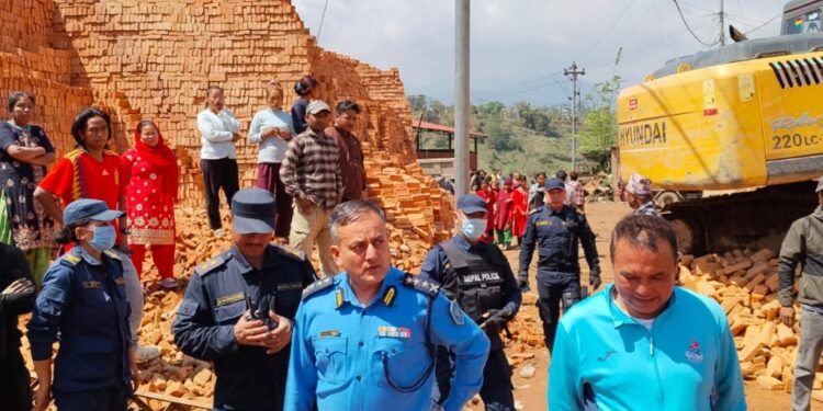 ललितपुरमा इँटाभट्टाको पर्खाल भत्किँदा एकको मृत्यु, चार जना घाइते