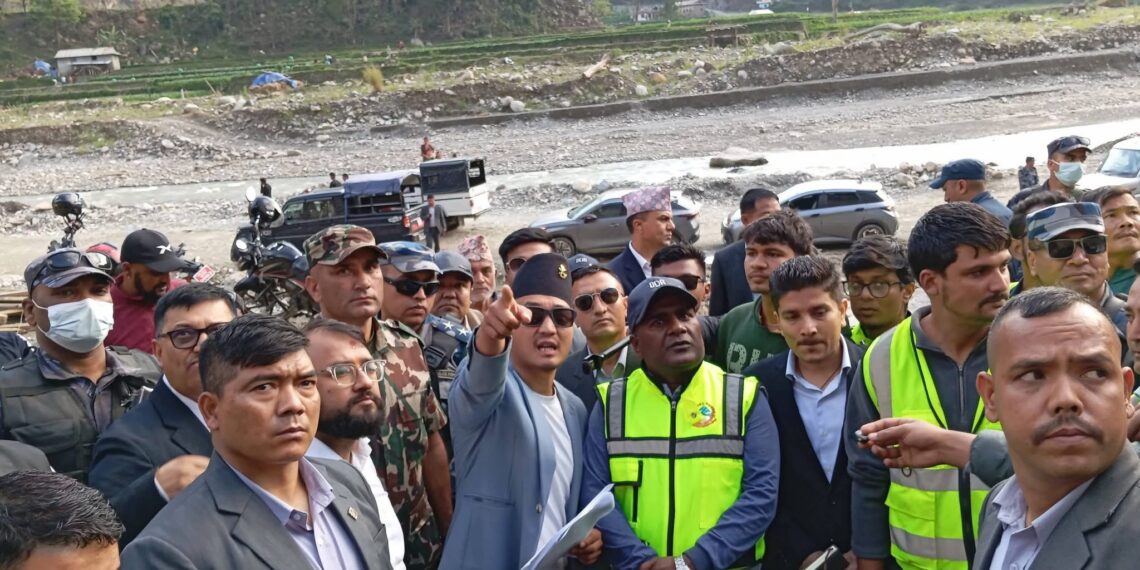 गृहमन्त्री गुरुङद्वारा रोशी खोला क्षेत्रमा भएको क्षति र सम्भावित जोखिमको निरीक्षण