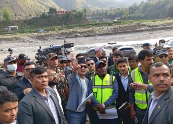 गृहमन्त्री गुरुङद्वारा रोशी खोला क्षेत्रमा भएको क्षति र सम्भावित जोखिमको निरीक्षण