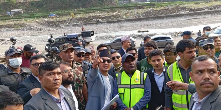 गृहमन्त्री गुरुङद्वारा रोशी खोला क्षेत्रमा भएको क्षति र सम्भावित जोखिमको निरीक्षण