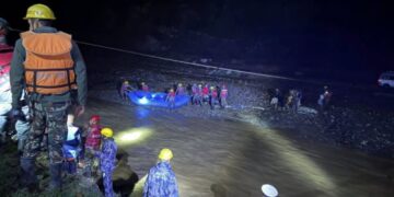 रोशीको घुमाउनेमा फसेका ८९ जना यात्रुको सकुशल उद्धार, ५ जना चालक पक्राउ